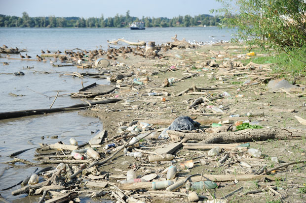 Отпад затрпао обале река